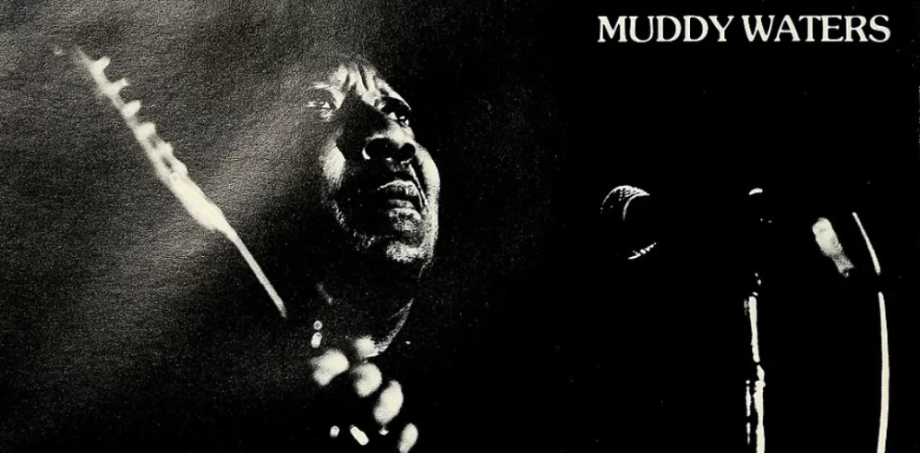 Muddy Waters tocando guitarra